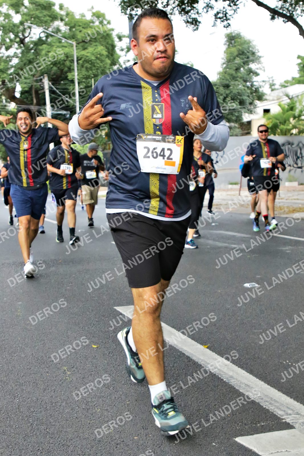 Foto de la X Carrera Leones Negros Red Cola 2026 en Rectoría General de la UdeG, Av. Juárez 976 (meta en Av. Enrique Díaz de León y Pedro Moreno), Guadalajara a las 07:14 · dorsal 2642, 25