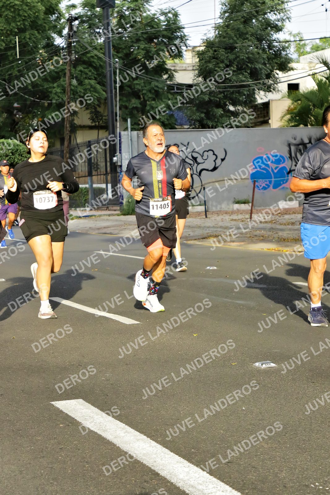 Foto de la X Carrera Leones Negros Red Cola 2026 en Rectoría General de la UdeG, Av. Juárez 976 (meta en Av. Enrique Díaz de León y Pedro Moreno), Guadalajara a las 08:01 · dorsal 11405, 10737