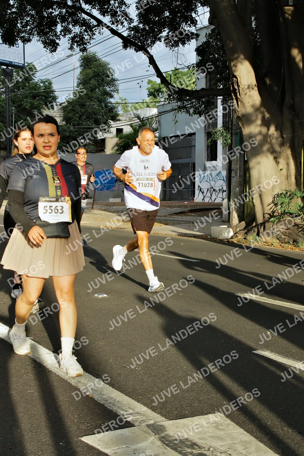 Foto de la X Carrera Leones Negros Red Cola 2026 en Rectoría General de la UdeG, Av. Juárez 976 (meta en Av. Enrique Díaz de León y Pedro Moreno), Guadalajara a las 07:38 · dorsal 5563, 11028, 96