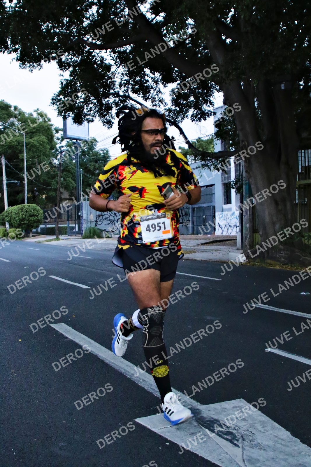 Foto de la X Carrera Leones Negros Red Cola 2026 en Rectoría General de la UdeG, Av. Juárez 976 (meta en Av. Enrique Díaz de León y Pedro Moreno), Guadalajara a las 04:54 · dorsal 4951
