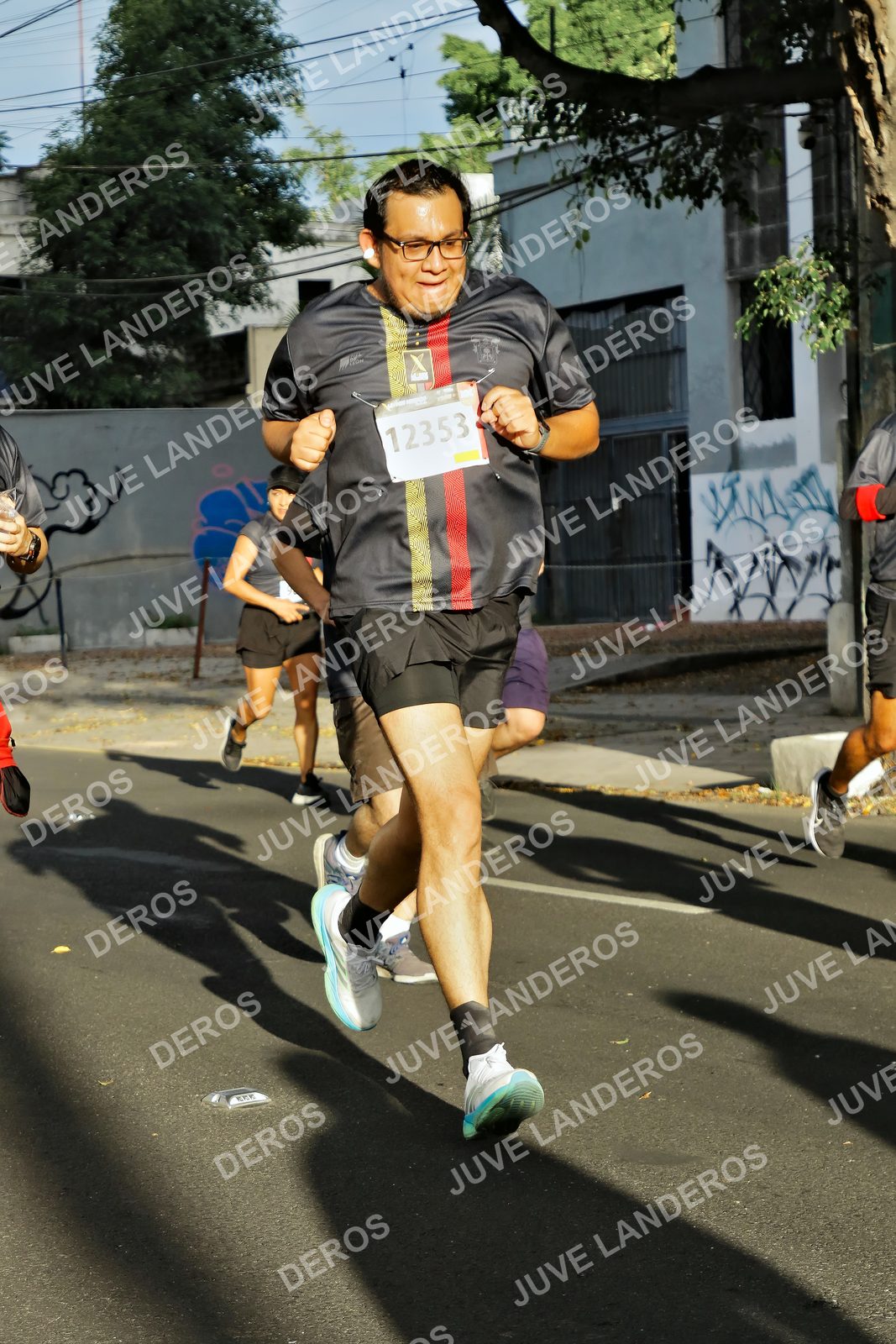 Foto de la X Carrera Leones Negros Red Cola 2026 en Rectoría General de la UdeG, Av. Juárez 976 (meta en Av. Enrique Díaz de León y Pedro Moreno), Guadalajara a las 07:43 · dorsal 12353