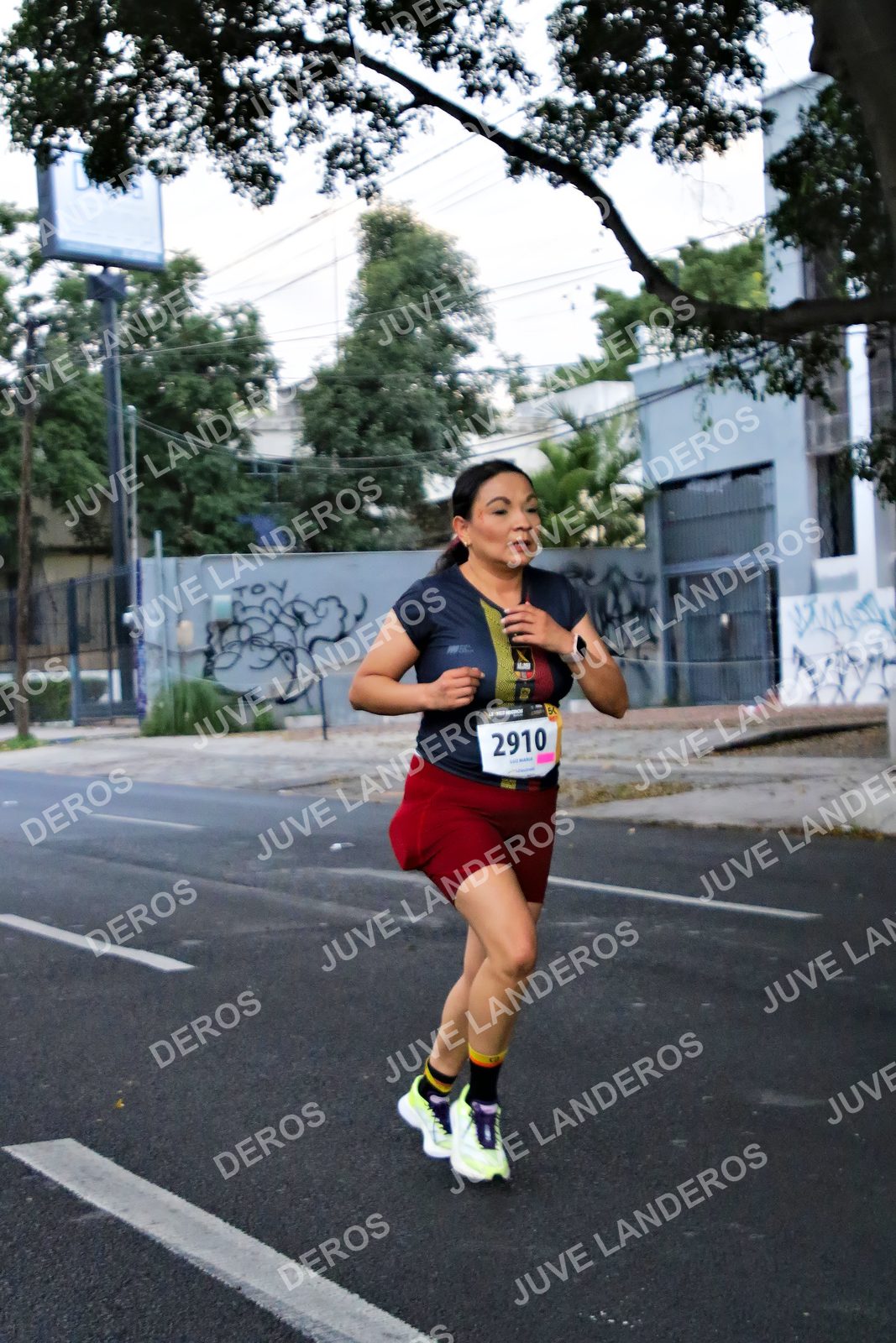 Foto de la X Carrera Leones Negros Red Cola 2026 en Rectoría General de la UdeG, Av. Juárez 976 (meta en Av. Enrique Díaz de León y Pedro Moreno), Guadalajara a las 04:56 · dorsal 2910