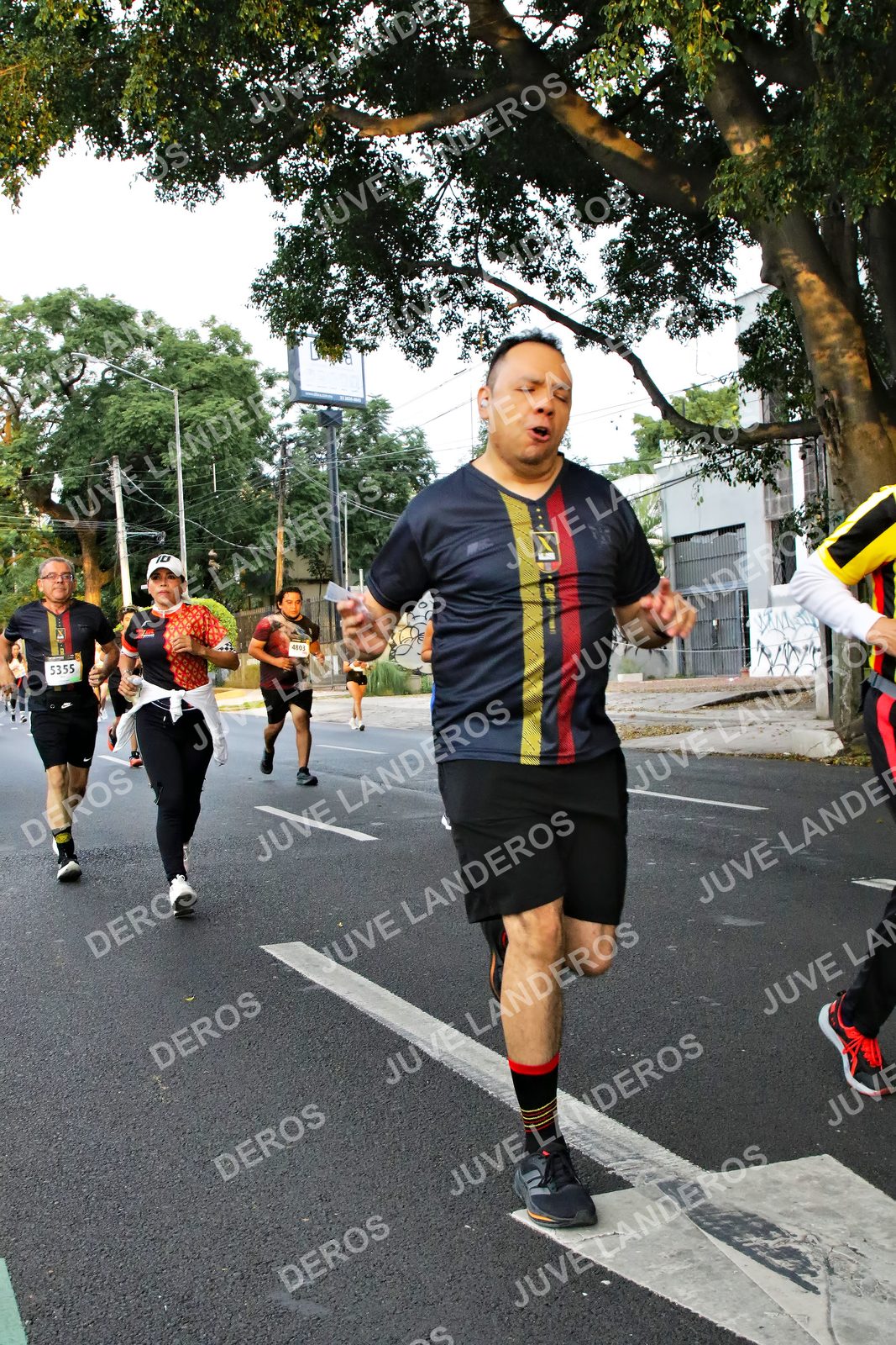 Foto de la X Carrera Leones Negros Red Cola 2026 en Rectoría General de la UdeG, Av. Juárez 976 (meta en Av. Enrique Díaz de León y Pedro Moreno), Guadalajara a las 05:08 · dorsal 5355