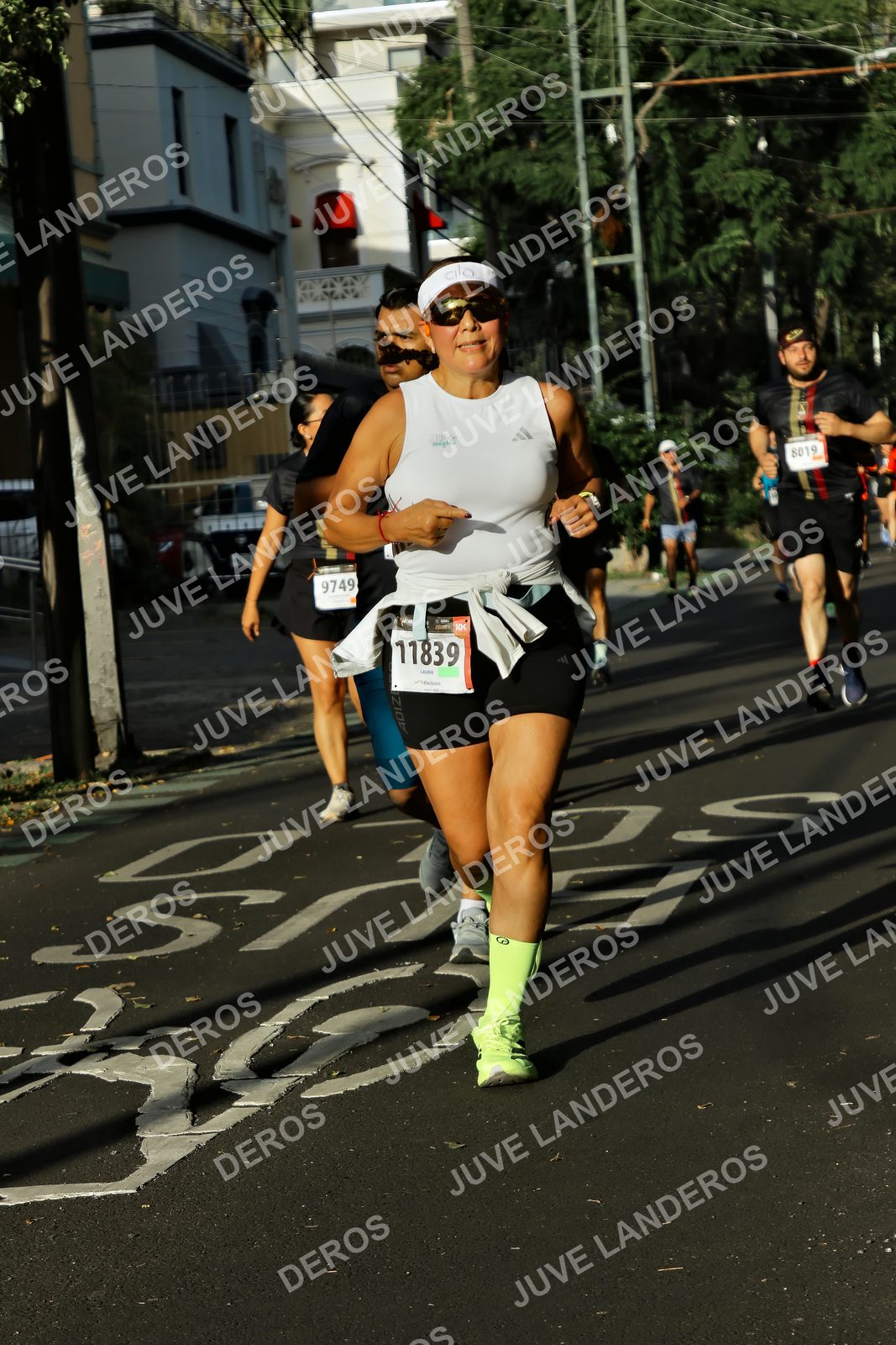 Foto de la X Carrera Leones Negros Red Cola 2026 en Rectoría General de la UdeG, Av. Juárez 976 (meta en Av. Enrique Díaz de León y Pedro Moreno), Guadalajara a las 07:50 · dorsal 11839, 9749, 8019