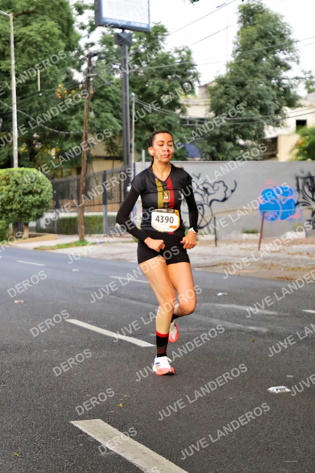 Foto de la X Carrera Leones Negros Red Cola 2026 en Rectoría General de la UdeG, Av. Juárez 976 (meta en Av. Enrique Díaz de León y Pedro Moreno), Guadalajara a las 04:59 · dorsal 4390