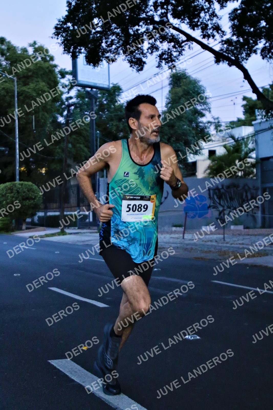 Foto de la X Carrera Leones Negros Red Cola 2026 en Rectoría General de la UdeG, Av. Juárez 976 (meta en Av. Enrique Díaz de León y Pedro Moreno), Guadalajara a las 04:49 · dorsal 5089