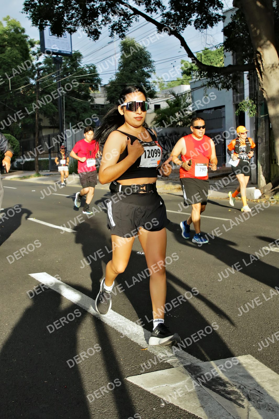 Foto de la X Carrera Leones Negros Red Cola 2026 en Rectoría General de la UdeG, Av. Juárez 976 (meta en Av. Enrique Díaz de León y Pedro Moreno), Guadalajara a las 07:44 · dorsal 12099, 8941
