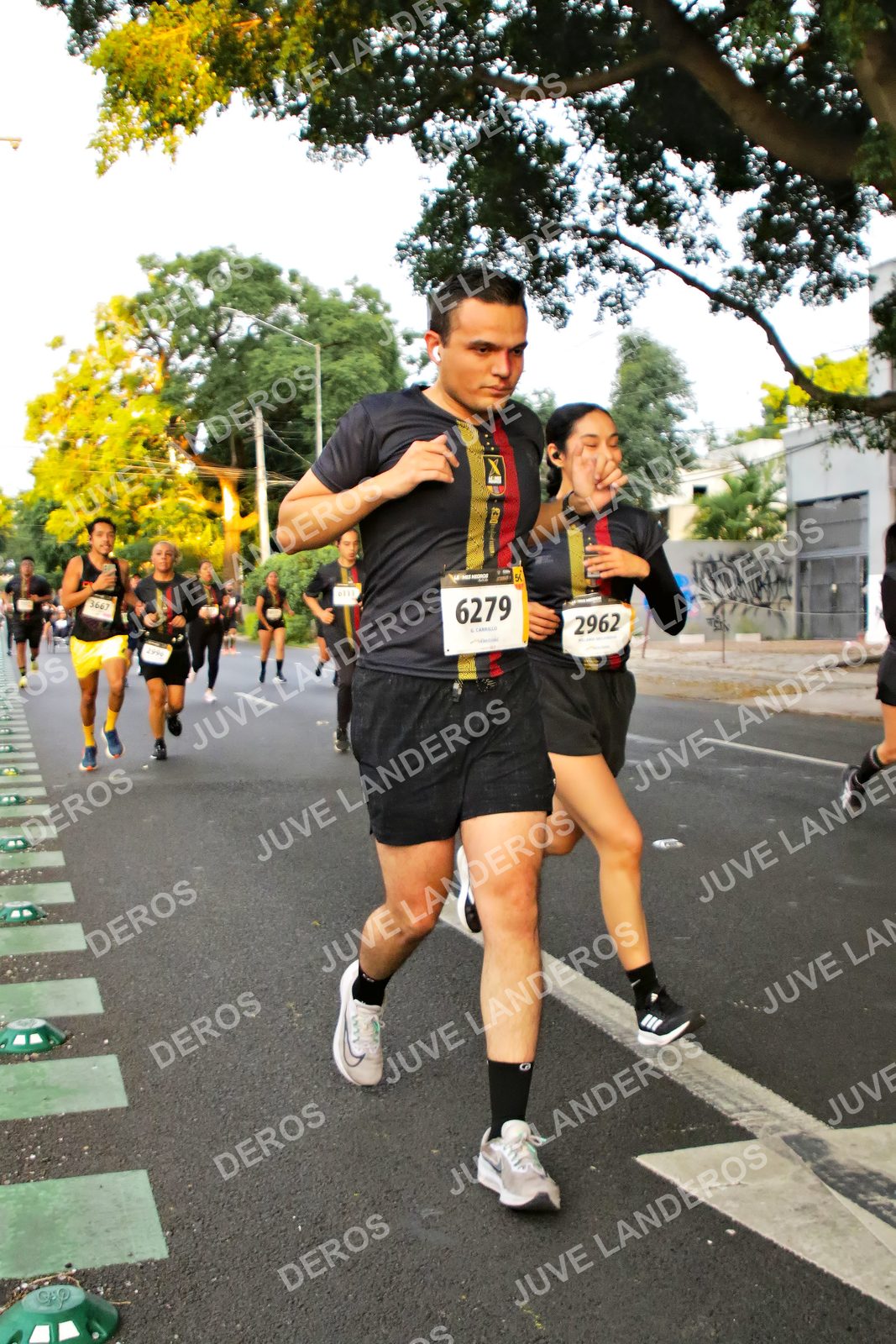 Foto de la X Carrera Leones Negros Red Cola 2026 en Rectoría General de la UdeG, Av. Juárez 976 (meta en Av. Enrique Díaz de León y Pedro Moreno), Guadalajara a las 05:01 · dorsal 6279, 2962, 3667