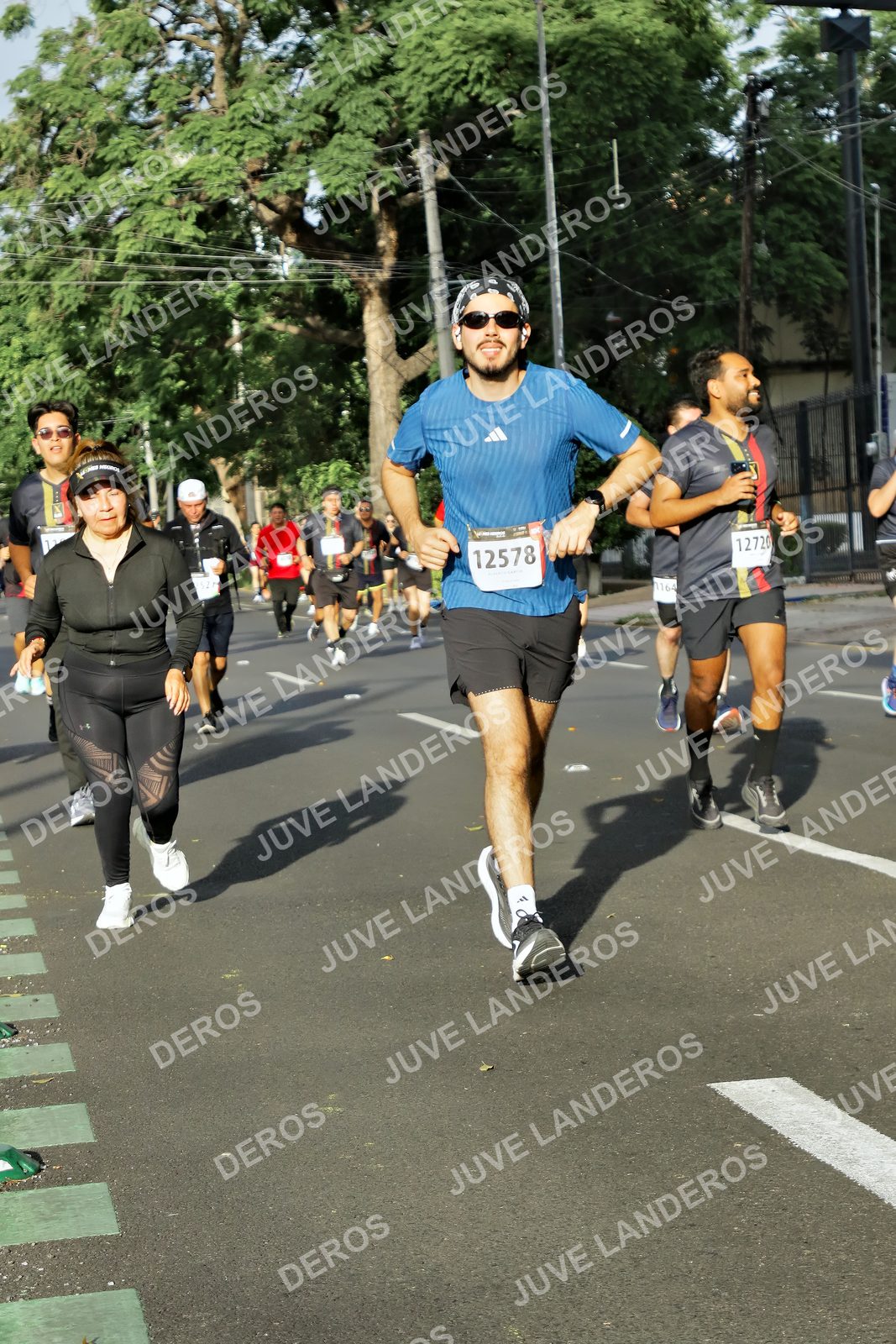Foto de la X Carrera Leones Negros Red Cola 2026 en Rectoría General de la UdeG, Av. Juárez 976 (meta en Av. Enrique Díaz de León y Pedro Moreno), Guadalajara a las 08:01 · dorsal 12578, 12720, 1164