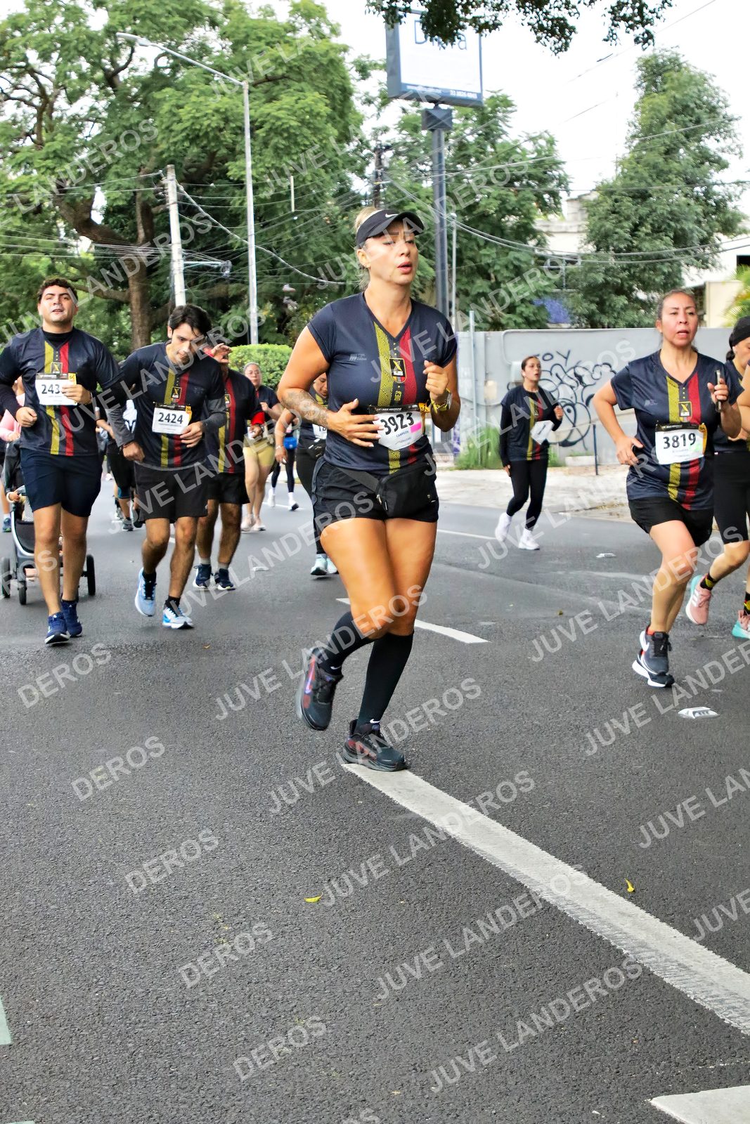 Foto de la X Carrera Leones Negros Red Cola 2026 en Rectoría General de la UdeG, Av. Juárez 976 (meta en Av. Enrique Díaz de León y Pedro Moreno), Guadalajara a las 07:15 · dorsal 243, 3819, 2424, 3923