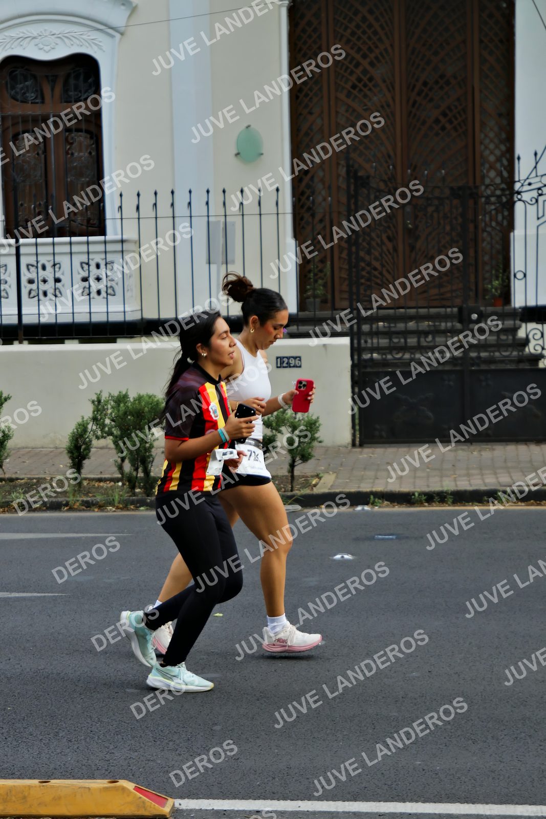 Foto de la X Carrera Leones Negros Red Cola 2026 en Rectoría General de la UdeG, Av. Juárez 976 (meta en Av. Enrique Díaz de León y Pedro Moreno), Guadalajara a las 08:24 · dorsal 1296