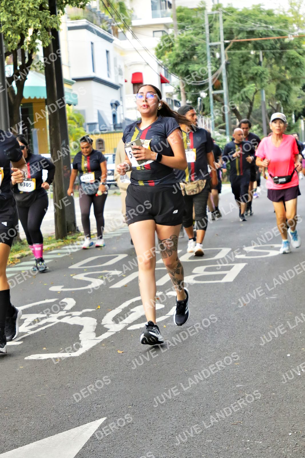 Foto de la X Carrera Leones Negros Red Cola 2026 en Rectoría General de la UdeG, Av. Juárez 976 (meta en Av. Enrique Díaz de León y Pedro Moreno), Guadalajara a las 07:17 · dorsal 6305