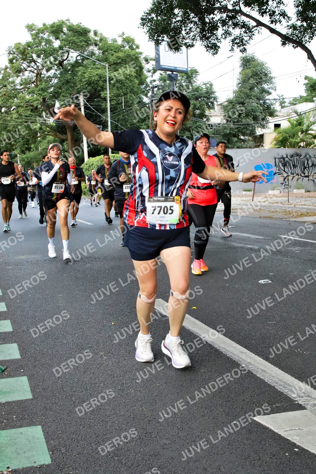 Foto de la X Carrera Leones Negros Red Cola 2026 en Rectoría General de la UdeG, Av. Juárez 976 (meta en Av. Enrique Díaz de León y Pedro Moreno), Guadalajara a las 05:10 · dorsal 7705, 9336, 5798