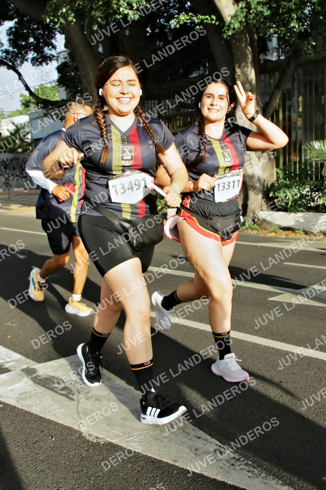 Foto de la X Carrera Leones Negros Red Cola 2026 en Rectoría General de la UdeG, Av. Juárez 976 (meta en Av. Enrique Díaz de León y Pedro Moreno), Guadalajara a las 07:57 · dorsal 13311, 13491