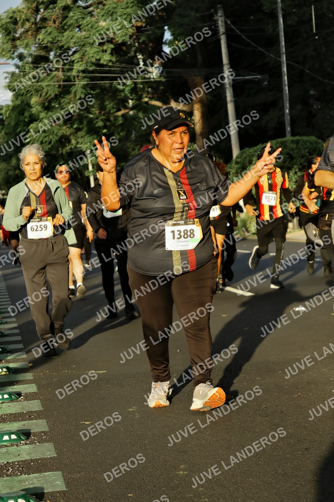 Foto de la X Carrera Leones Negros Red Cola 2026 en Rectoría General de la UdeG, Av. Juárez 976 (meta en Av. Enrique Díaz de León y Pedro Moreno), Guadalajara a las 07:26 · dorsal 1388, 6259, 9823, 97