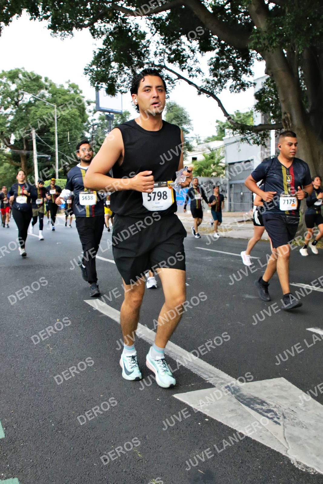 Foto de la X Carrera Leones Negros Red Cola 2026 en Rectoría General de la UdeG, Av. Juárez 976 (meta en Av. Enrique Díaz de León y Pedro Moreno), Guadalajara a las 05:10 · dorsal 5798, 7175, 5638