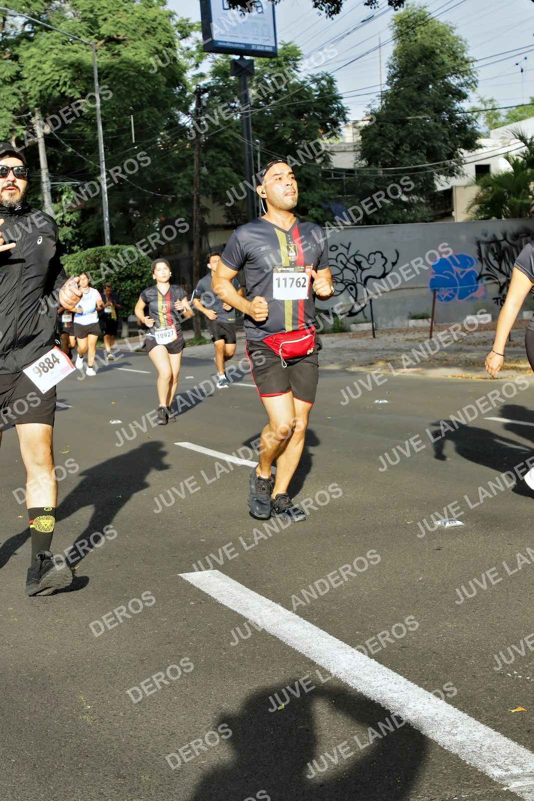 Foto de la X Carrera Leones Negros Red Cola 2026 en Rectoría General de la UdeG, Av. Juárez 976 (meta en Av. Enrique Díaz de León y Pedro Moreno), Guadalajara a las 08:00 · dorsal 11762, 9884, 10927