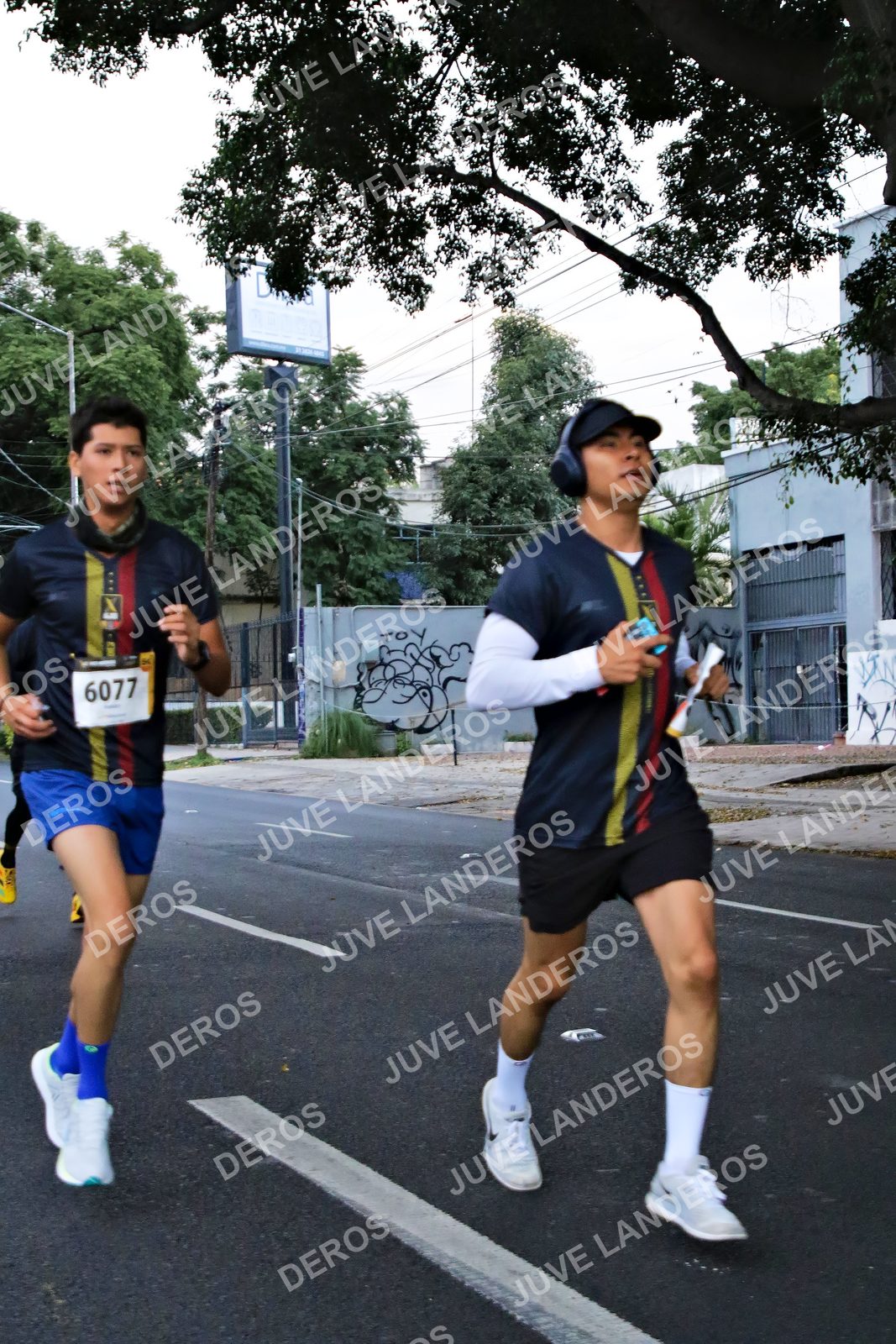 Foto de la X Carrera Leones Negros Red Cola 2026 en Rectoría General de la UdeG, Av. Juárez 976 (meta en Av. Enrique Díaz de León y Pedro Moreno), Guadalajara a las 04:56 · dorsal 6077