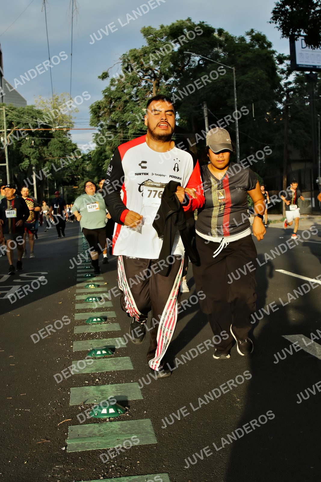 Foto de la X Carrera Leones Negros Red Cola 2026 en Rectoría General de la UdeG, Av. Juárez 976 (meta en Av. Enrique Díaz de León y Pedro Moreno), Guadalajara a las 07:27 · dorsal 776, 4033, 6299