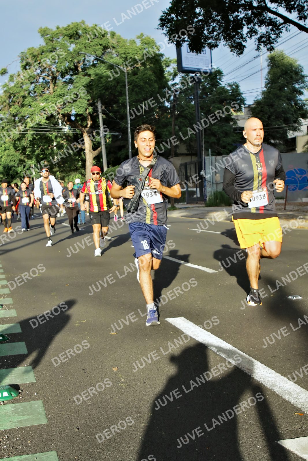 Foto de la X Carrera Leones Negros Red Cola 2026 en Rectoría General de la UdeG, Av. Juárez 976 (meta en Av. Enrique Díaz de León y Pedro Moreno), Guadalajara a las 07:49 · dorsal 16, 938, 1934