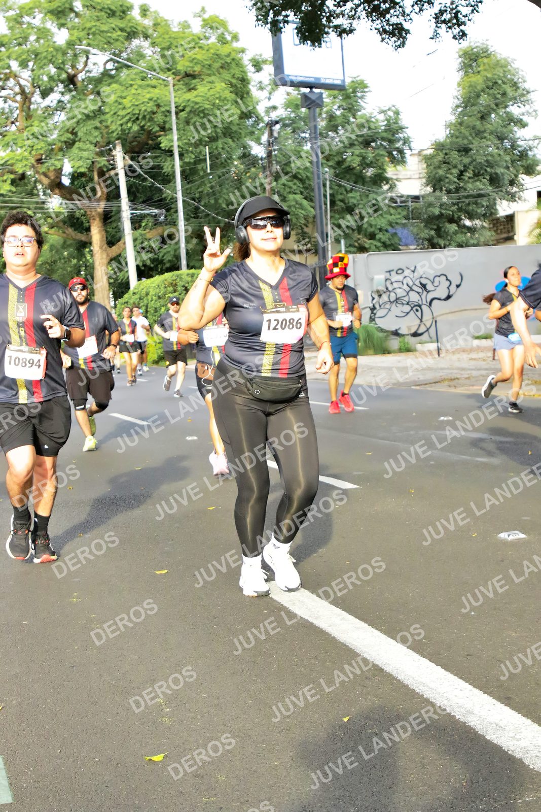 Foto de la X Carrera Leones Negros Red Cola 2026 en Rectoría General de la UdeG, Av. Juárez 976 (meta en Av. Enrique Díaz de León y Pedro Moreno), Guadalajara a las 08:04 · dorsal 12086, 10894