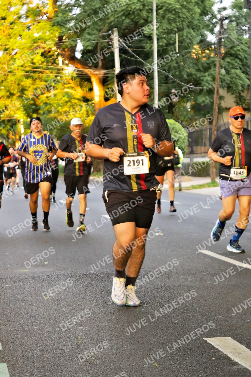 Foto de la X Carrera Leones Negros Red Cola 2026 en Rectoría General de la UdeG, Av. Juárez 976 (meta en Av. Enrique Díaz de León y Pedro Moreno), Guadalajara a las 05:01 · dorsal 1845, 2191, 28