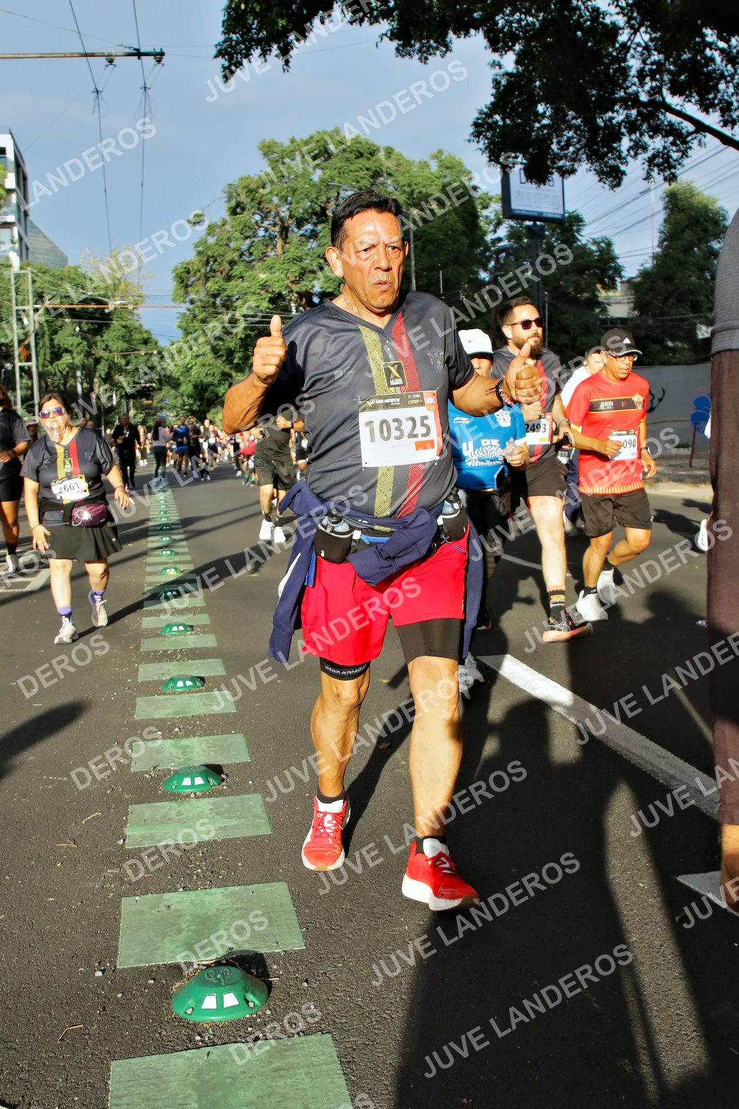 Foto de la X Carrera Leones Negros Red Cola 2026 en Rectoría General de la UdeG, Av. Juárez 976 (meta en Av. Enrique Díaz de León y Pedro Moreno), Guadalajara a las 07:49 · dorsal 10325, 2493, 90, 2661