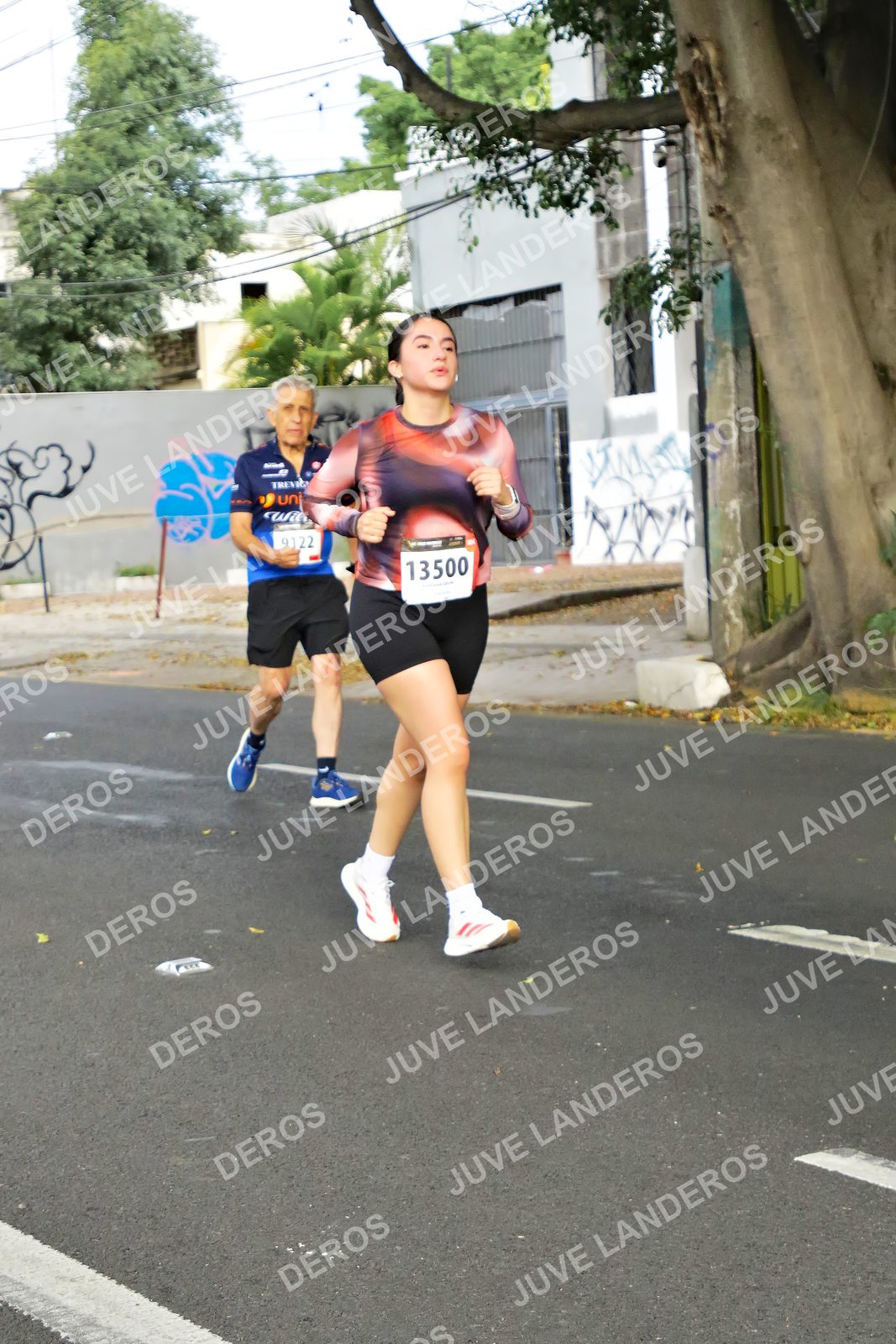 Foto de la X Carrera Leones Negros Red Cola 2026 en Rectoría General de la UdeG, Av. Juárez 976 (meta en Av. Enrique Díaz de León y Pedro Moreno), Guadalajara a las 08:20 · dorsal 13500, 9122