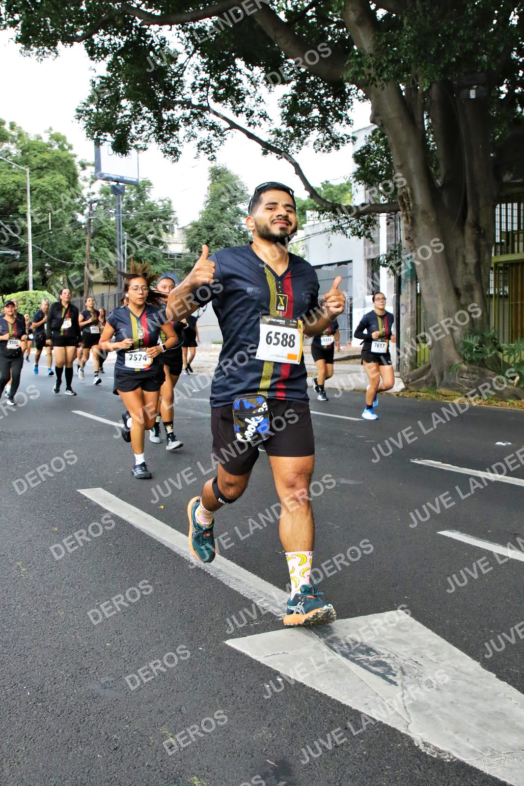 Foto de la X Carrera Leones Negros Red Cola 2026 en Rectoría General de la UdeG, Av. Juárez 976 (meta en Av. Enrique Díaz de León y Pedro Moreno), Guadalajara a las 05:13 · dorsal 6588, 7574, 7617