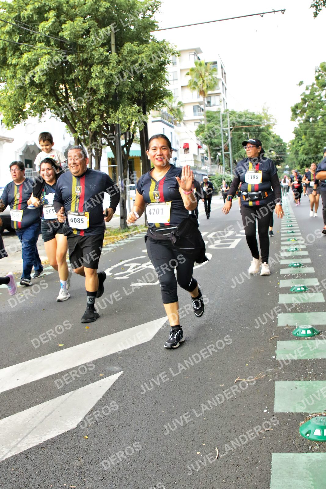 Foto de la X Carrera Leones Negros Red Cola 2026 en Rectoría General de la UdeG, Av. Juárez 976 (meta en Av. Enrique Díaz de León y Pedro Moreno), Guadalajara a las 07:17 · dorsal 4701, 6085, 565