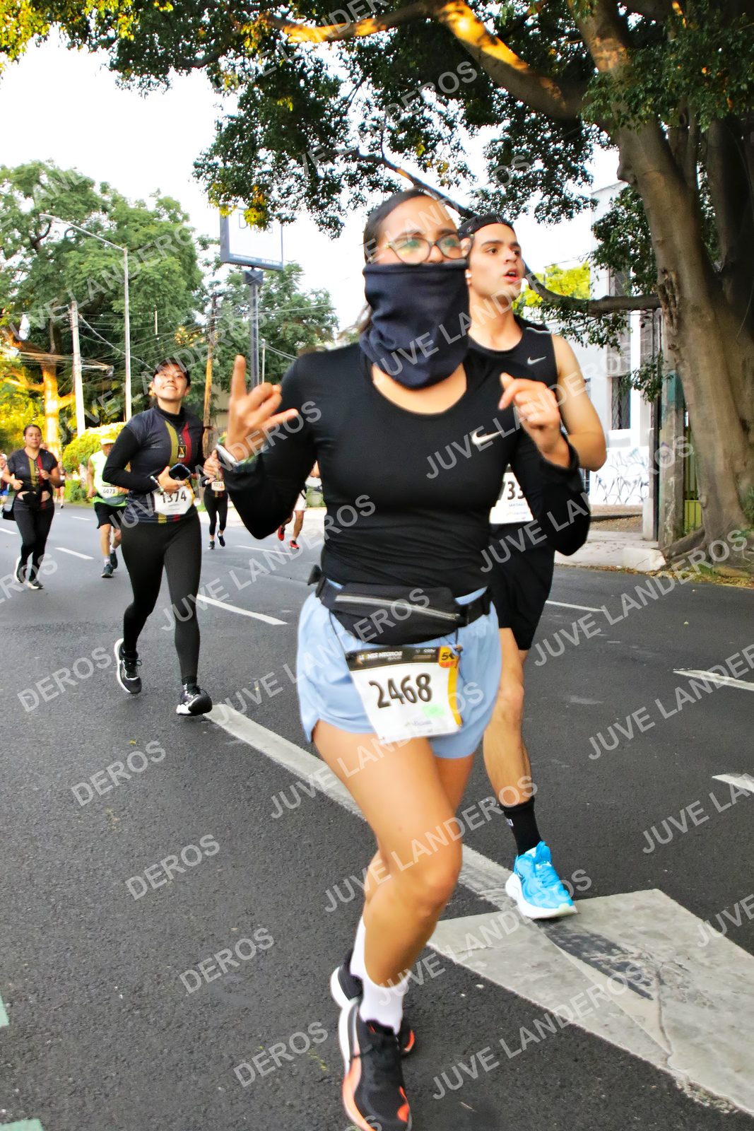 Foto de la X Carrera Leones Negros Red Cola 2026 en Rectoría General de la UdeG, Av. Juárez 976 (meta en Av. Enrique Díaz de León y Pedro Moreno), Guadalajara a las 05:04 · dorsal 2468, 1374, 33