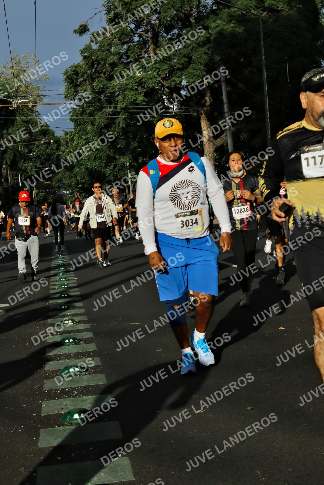Foto de la X Carrera Leones Negros Red Cola 2026 en Rectoría General de la UdeG, Av. Juárez 976 (meta en Av. Enrique Díaz de León y Pedro Moreno), Guadalajara a las 07:53 · dorsal 117, 3034, 6503, 12826