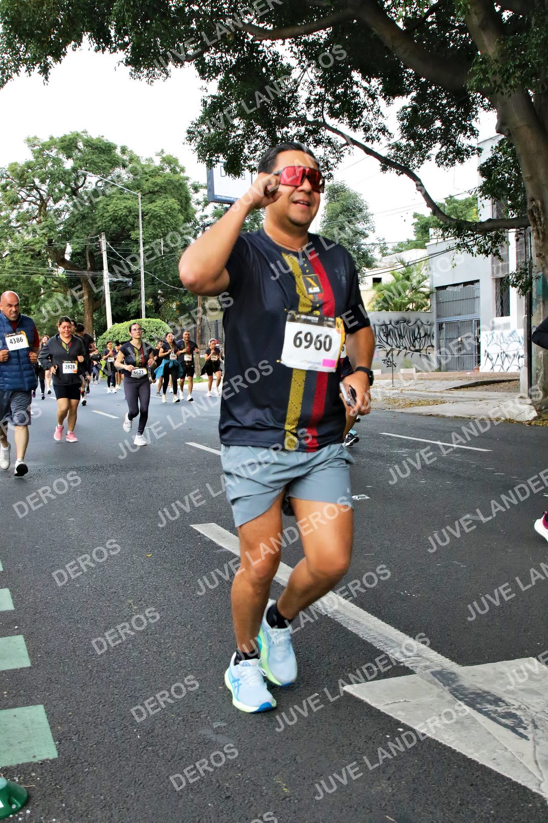 Foto de la X Carrera Leones Negros Red Cola 2026 en Rectoría General de la UdeG, Av. Juárez 976 (meta en Av. Enrique Díaz de León y Pedro Moreno), Guadalajara a las 05:09 · dorsal 6960, 4386, 4623