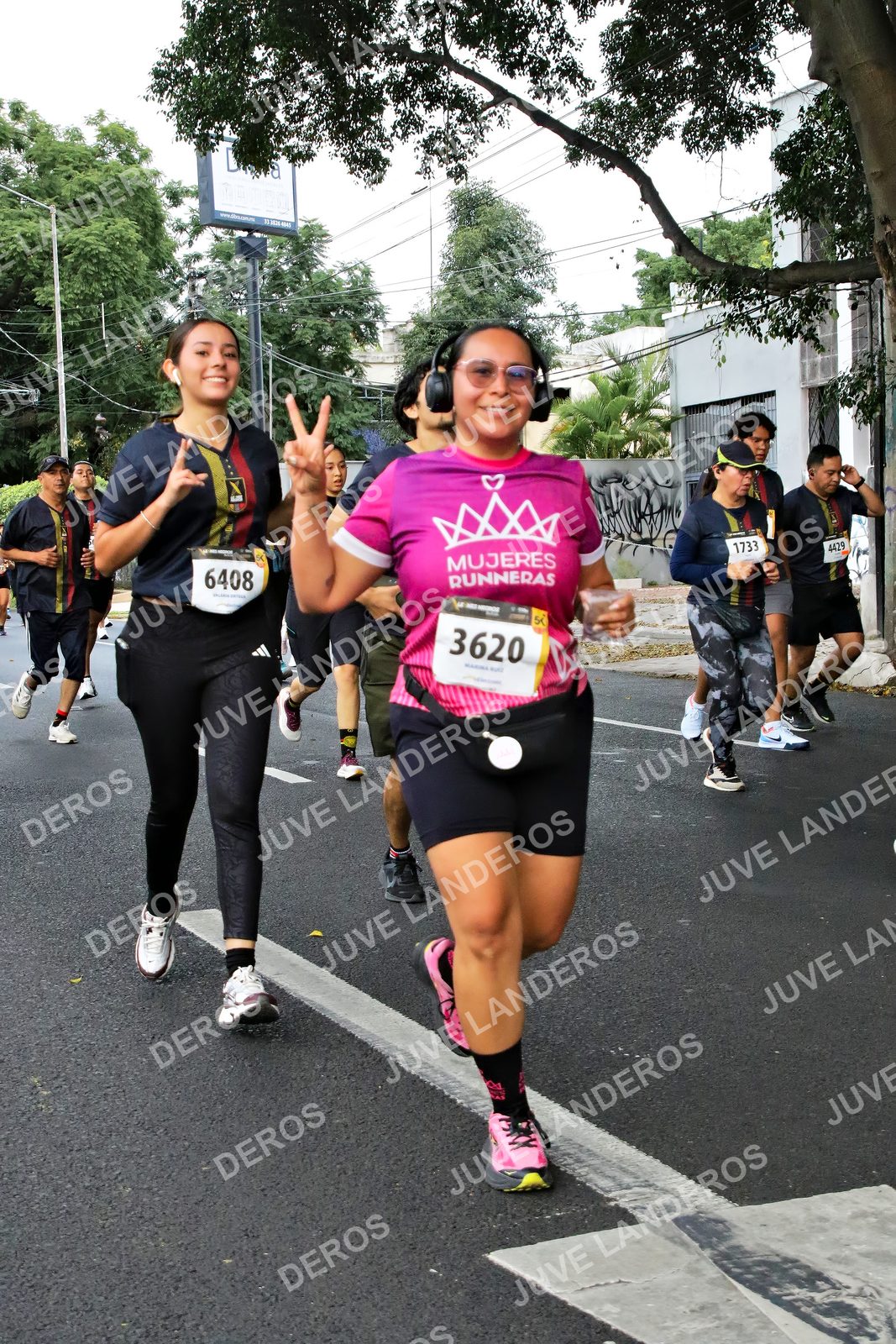Foto de la X Carrera Leones Negros Red Cola 2026 en Rectoría General de la UdeG, Av. Juárez 976 (meta en Av. Enrique Díaz de León y Pedro Moreno), Guadalajara a las 05:09 · dorsal 3620, 6408, 1733, 4429