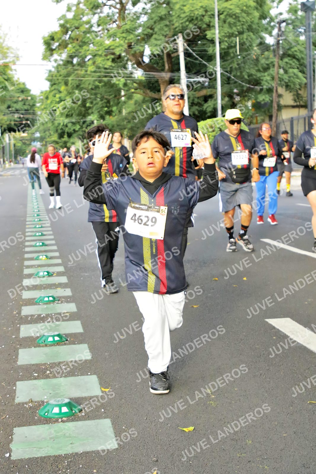 Foto de la X Carrera Leones Negros Red Cola 2026 en Rectoría General de la UdeG, Av. Juárez 976 (meta en Av. Enrique Díaz de León y Pedro Moreno), Guadalajara a las 08:07 · dorsal 4629, 4627, 12324