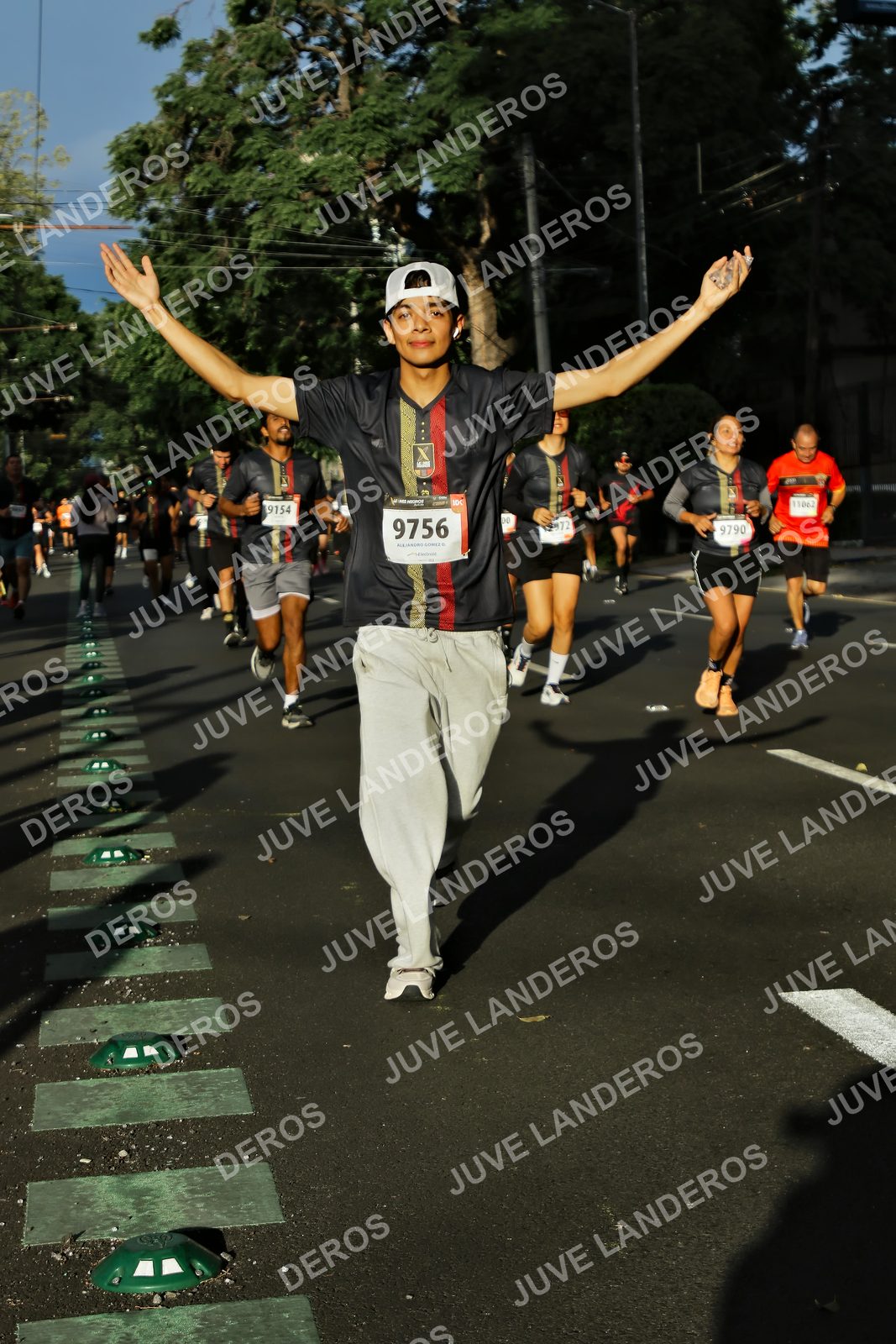 Foto de la X Carrera Leones Negros Red Cola 2026 en Rectoría General de la UdeG, Av. Juárez 976 (meta en Av. Enrique Díaz de León y Pedro Moreno), Guadalajara a las 07:46 · dorsal 9756, 9790, 9154, 11062