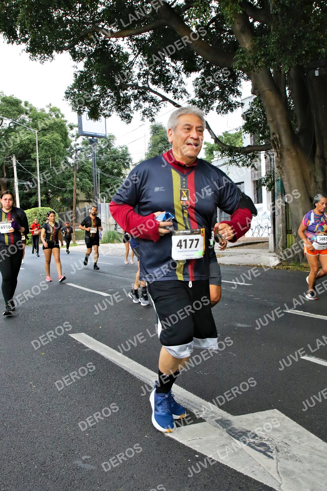Foto de la X Carrera Leones Negros Red Cola 2026 en Rectoría General de la UdeG, Av. Juárez 976 (meta en Av. Enrique Díaz de León y Pedro Moreno), Guadalajara a las 05:09 · dorsal 4177, 6916, 3083