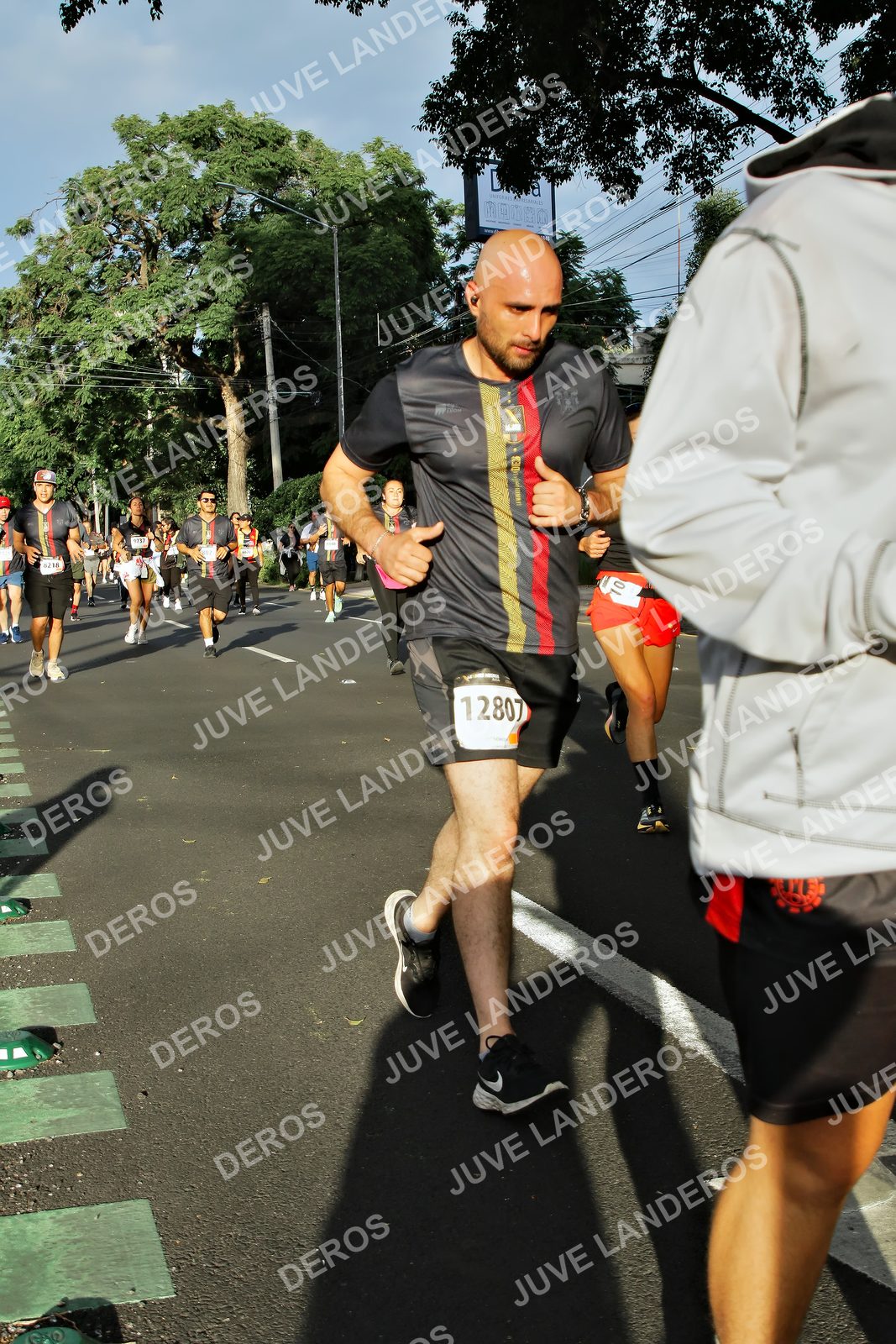 Foto de la X Carrera Leones Negros Red Cola 2026 en Rectoría General de la UdeG, Av. Juárez 976 (meta en Av. Enrique Díaz de León y Pedro Moreno), Guadalajara a las 07:45 · dorsal 12807