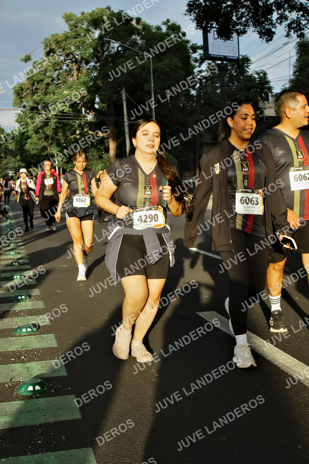 Foto de la X Carrera Leones Negros Red Cola 2026 en Rectoría General de la UdeG, Av. Juárez 976 (meta en Av. Enrique Díaz de León y Pedro Moreno), Guadalajara a las 07:29 · dorsal 4290, 6063, 5862