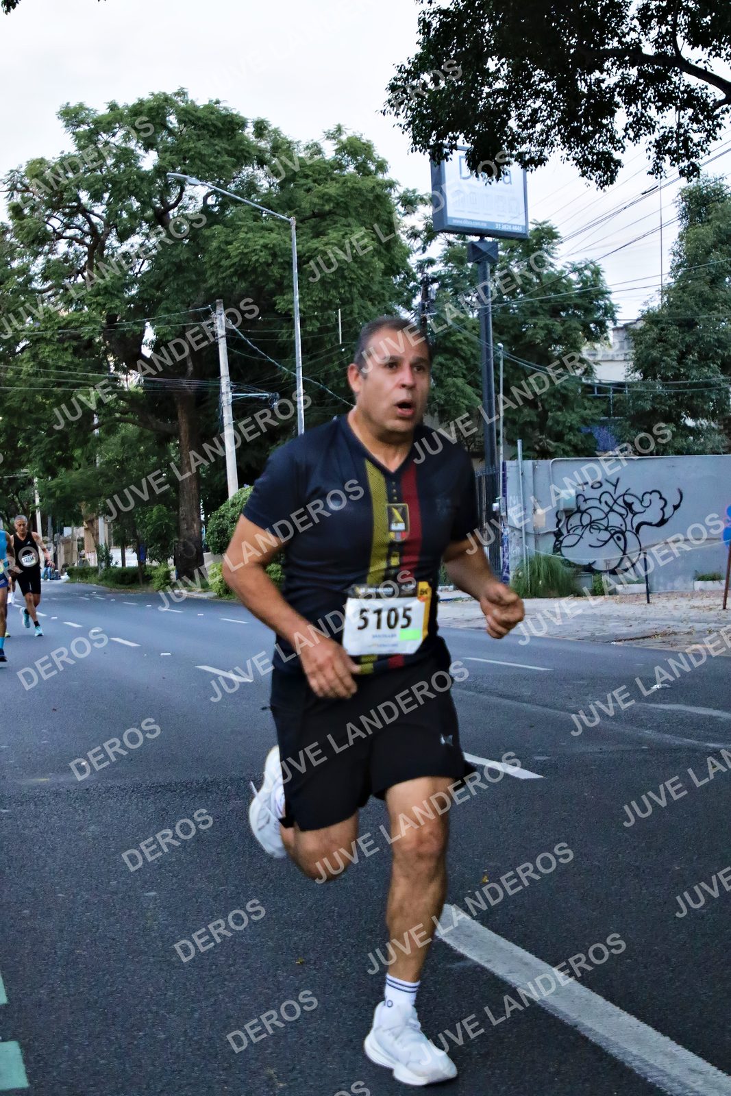 Foto de la X Carrera Leones Negros Red Cola 2026 en Rectoría General de la UdeG, Av. Juárez 976 (meta en Av. Enrique Díaz de León y Pedro Moreno), Guadalajara a las 04:55 · dorsal 5105